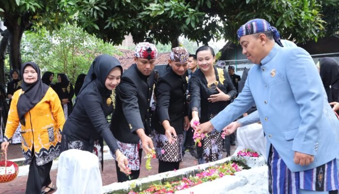 Jejak Leluhur Dan Semangat Persatuan: Kapolres Lamongan Ikuti Ziarah Dalam Peringatan Hari Jadi Ke-456