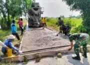 Wujud Nyata Gotong Royong: Babinsa Koramil Sarirejo Bersama Warga Bangun Jalan Penghubung Di Desa Dermolemahbang