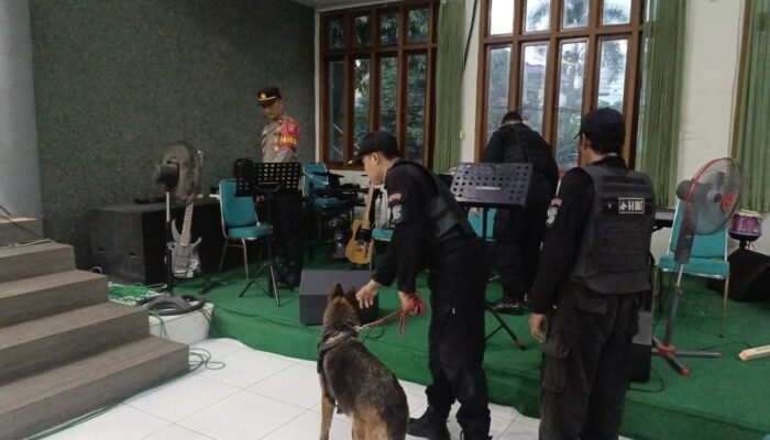 Pastikan Keamanan Jelang Peringatan Kenaikan Isa Almasih, Polres Kediri Kota Sterilisasi di Gereja
