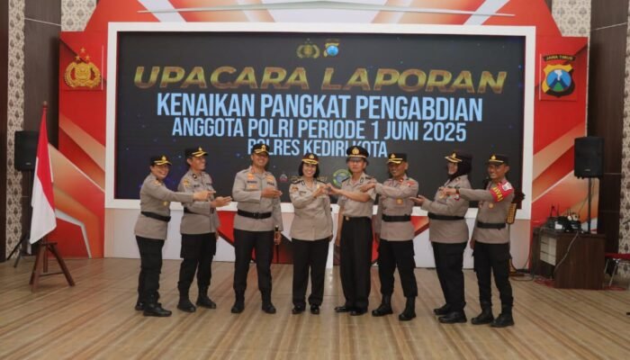 Kompak, Pasangan Suami Istri di Polres Kediri Kota Naik Pangkat Pengabdian