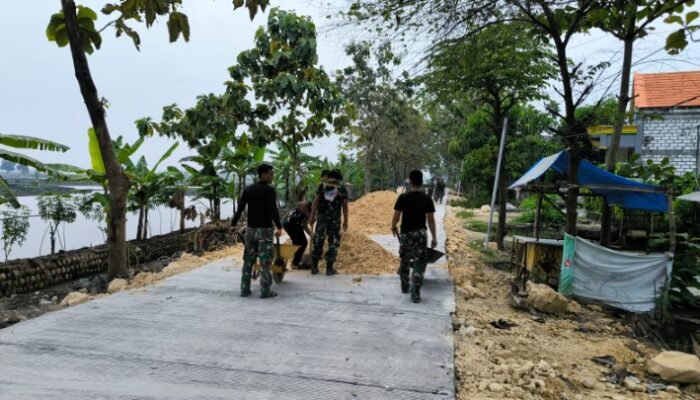 Satgas TMMD 124 Kodim Lamongan Percantik Jalan Desa Dengan Pembereman, Wujud Nyata Kepedulian Untuk Rakyat