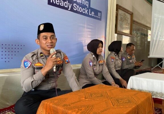 Menanam Benih Keselamatan di Bumi Pesantren: Satlantas Polres Lamongan Gelar Coaching Clinic Road Safety di Ponpes Darul Fiqih