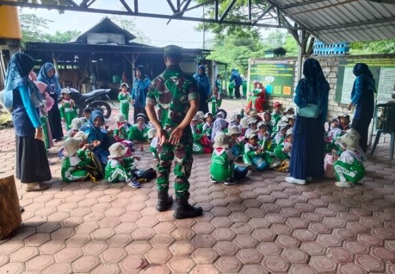 Menjelajah Alam Bersama Prajurit: RA Nurul Ulum Belajar Seru di Kampung Pandu Kodim Lamongan