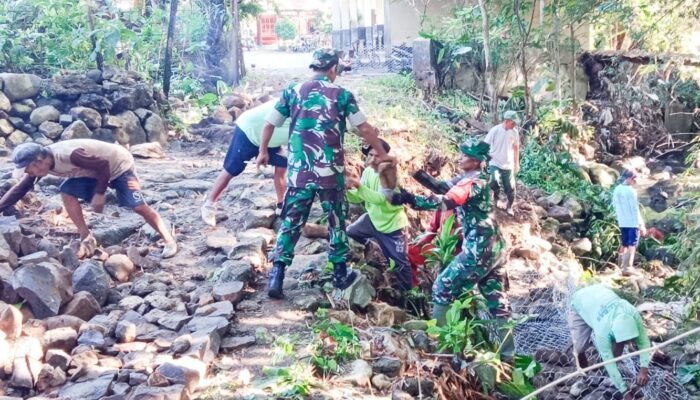 Babinsa Gondang Bojonegoro bersama Warga Sambongrejo Bangun Bronjong dan Jalan Makadam