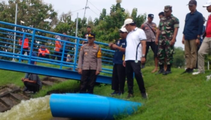 Menembus Genangan, Bupati Lamongan Didampingi Koramil Dan Muspika Tinjau Seluis Bengawan Solo