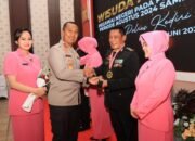 Kapolres Kediri Kota Pimpin Wisuda Purna Bakti Pegawai Negeri Pada Polri dan Berbagai Sembako Pada Abang Becak