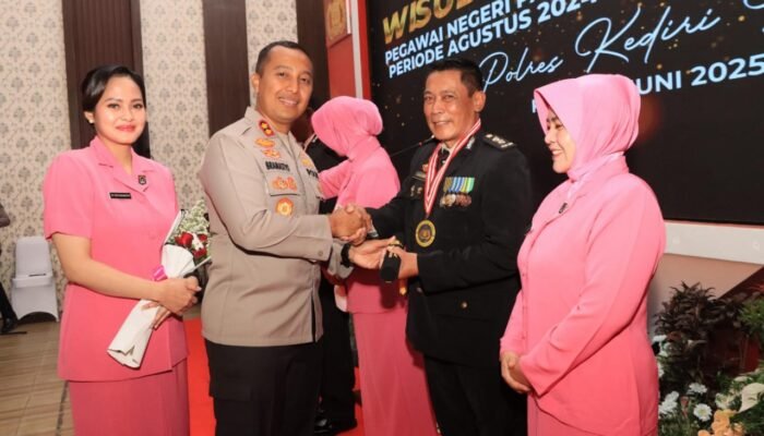 Kapolres Kediri Kota Pimpin Wisuda Purna Bakti Pegawai Negeri Pada Polri dan Berbagai Sembako Pada Abang Becak