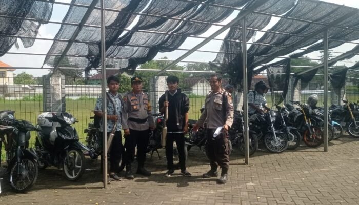 Membangun Kesadaran Berlalu Lintas Sejak Dini, Polsek Sambeng Amankan 24 Motor Pelajar dalam Razia Di Sekolah