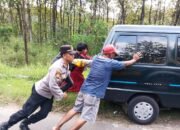 Sigap Atasi Kemacetan, Polsek Ngimbang Pulihkan Arus Lalu Lintas Di Tikungan Letter S Kambangan