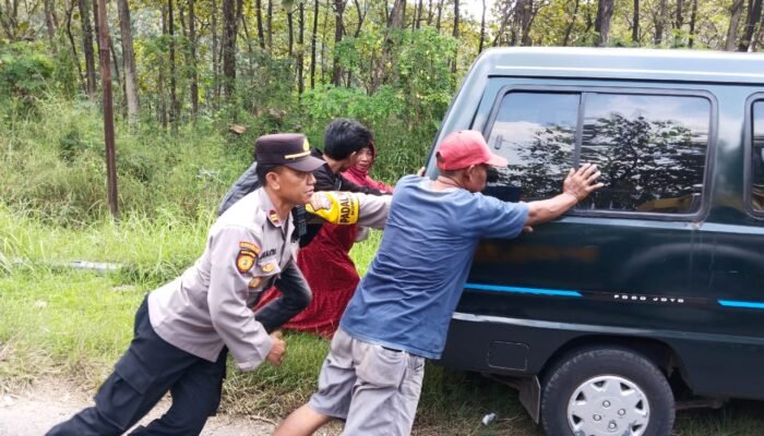 Sigap Atasi Kemacetan, Polsek Ngimbang Pulihkan Arus Lalu Lintas Di Tikungan Letter S Kambangan