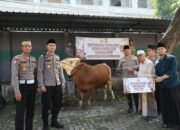 Kapolres Kediri Kota Serahkan Hewan Kurban dari Kapolda Jatim pada Pondok Pesantren