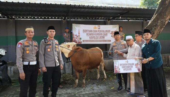 Kapolres Kediri Kota Serahkan Hewan Kurban dari Kapolda Jatim pada Pondok Pesantren