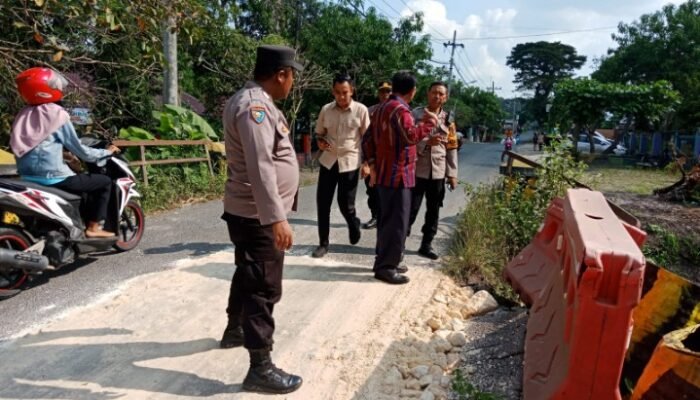 Kapolsek Ngimbang Bersama Dinas PUBM Cepat Tangani Kerusakan Jembatan, Wujudkan Keselamatan Dan Kenyamanan Warga