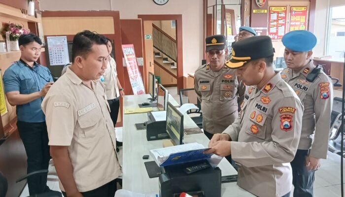 Wakapolres Lamongan Pimpin Pemeriksaan Gaktibplin, Tekankan Disiplin Dan Pelayanan Prima