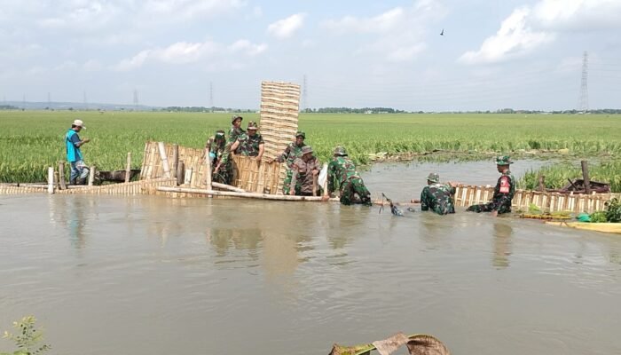 Tanggul Jebol Di Dusun Keplak, TNI Bersama Warga Bahu Membahu Perkuat Pertahanan Alam