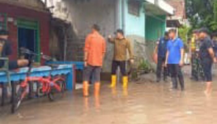 Polres Jombang Kirim Paket Sembako untuk Warga Terdampak Banjir di Kademangan
