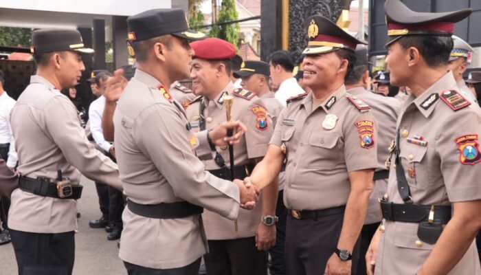 Suasana Khidmat Iringi Upacara Kenaikan Pangkat Dan Sertijab Pejabat Utama Polres Lamongan