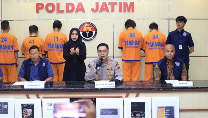 Polda Jatim Amankan 4 Orang Admin dan Anggota Group WA Gay di Surabaya