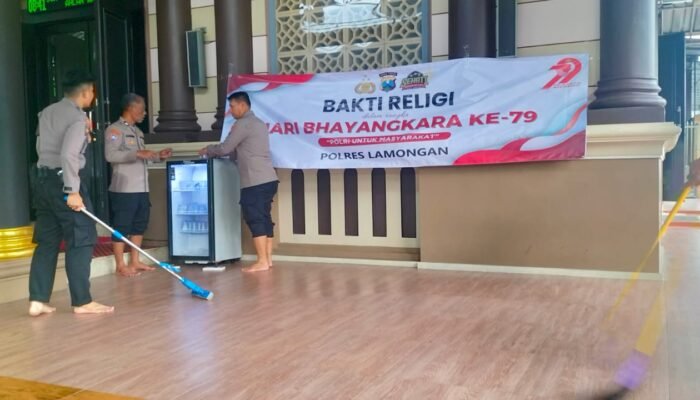 Polres Lamongan Tebar Kepedulian Lewat Bakti Religi Sambut HUT Bhayangkara Ke-79