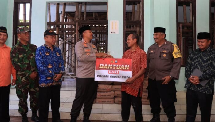 Kapolres Kediri Kota Berikan Bantuan Material Pembangunan Masjid di Tempurejo Pesantren