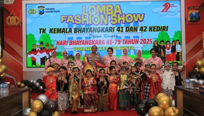 Ceria Anak TK Meriahkan Lomba Fashion Show Hari Bhayangkara ke-79 di Kediri