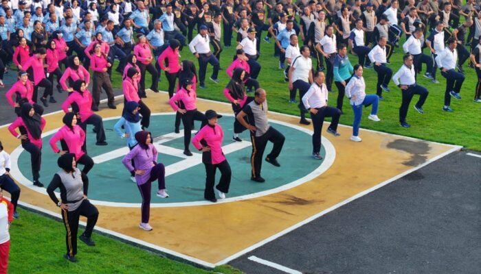 Soliditas Polda Jatim Bersama TNI dan Forkopimda Olahraga Bersama Sambut Hari Bhayangkara ke -79