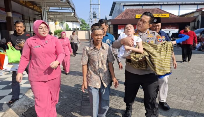 Polres Blitar Gelar Khitan Massal Salurkan Bansos untuk Anak Yatim Piatu dan Difabel di Hari Bhayangkara ke – 79