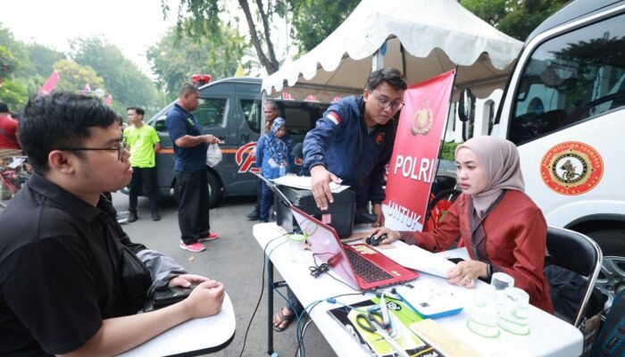Ratusan Warga Manfaatkan Layanan Kesehatan Gratis Polda Jatim di CFD Hari Bhayangkara ke -79