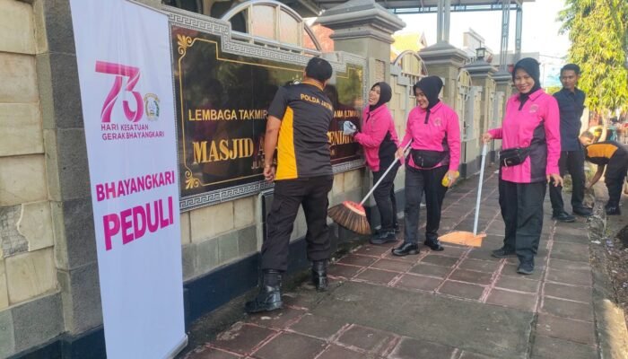 Polri Untuk Masyarakat : Polres Pamekasan Gelar Bakti Religi dan Bansos di Hari Bhayangkara Ke-79