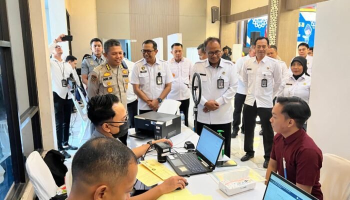 Polda Jatim dan Kanwil Ditjen Imigrasi Bersinergi Sambut Hari Bhayangkara ke – 79 Gelar Semarak 1079 Paspor untuk Negeri