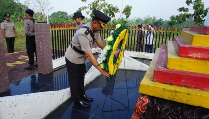 Polres Bojonegoro Tabur Bunga di Makam Pahlawan, Sambut Hari Bhayangkara