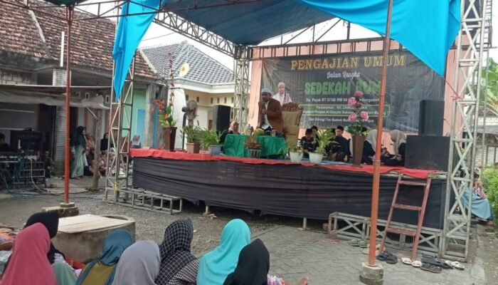 Sedekah Bumi di Desa Pejok Bojonegoro: Warga Kompak, Sholawat Menggema Bersama KH Zainul Anwar