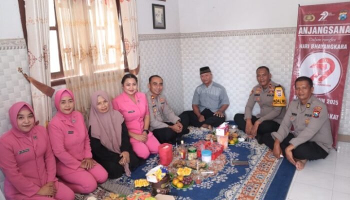 Penuh Kehangatan, Polres Lamongan Sambangi Purnawirawan Polri Di Momen Hari Bhayangkara Ke-79