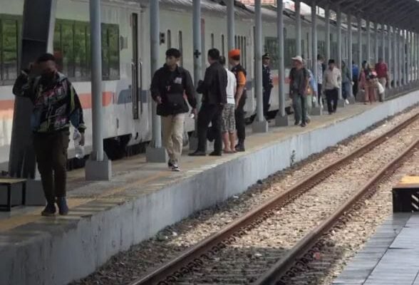 Stasiun Lamongan Dipadati Ribuan Penumpang Selama Libur Panjang Tahun Baru Islam