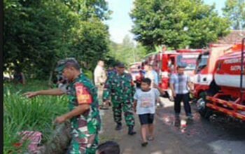 Tiga Pilar Kelurahan Garum Gerak Cepat Bersama Warga Padamkan Kebakaran Rumah Warga di Kebonsari