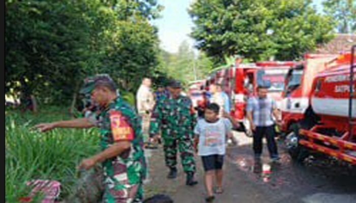 Tiga Pilar Kelurahan Garum Gerak Cepat Bersama Warga Padamkan Kebakaran Rumah Warga di Kebonsari