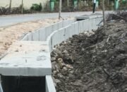 Proyek U-Ditch di Jalan Sidobandung Duyungan Sukosewu Dipertanyakan Pengawasanya, Pengunaan Material Kropos
