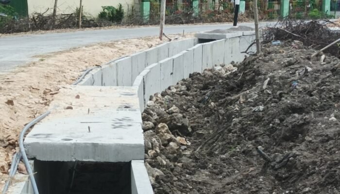 Proyek U-Ditch di Jalan Sidobandung Duyungan Sukosewu Dipertanyakan Pengawasanya, Pengunaan Material Kropos