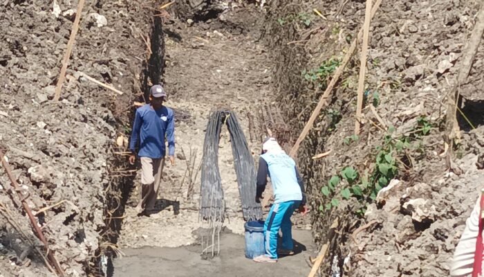 Pelaksana Proyek TPT Sungai Tanpa Papan informasi di PUK Sumberrejo — kedungadem