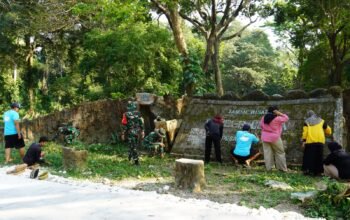 Jalankan Program Ungulan KASAD, Satgas TMMD 125 Bojonegoro Bersih -bersih Lingkungan Sumber Air