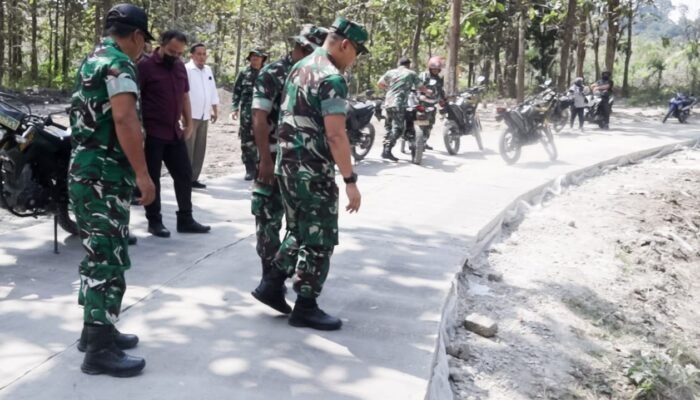 Dandim Bojonegoro Tinjau Progres Pembangunan Jalan Cor Beton TMMD 125 Desa Soko