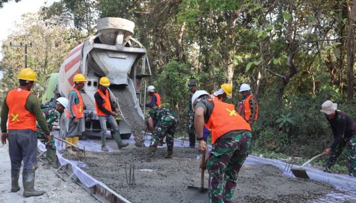 Pembangunan Jalan Cor Beton TMMD 125 Bojonegoro di Desa Soko Terus Dikebut