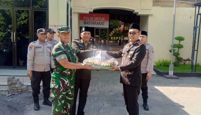 Hangatnya Sinergi: Koramil 0812/26 Pucuk Beri Kejutan Istimewa Di Hari Bhayangkara Ke-79 Kepada Polsek pucuk