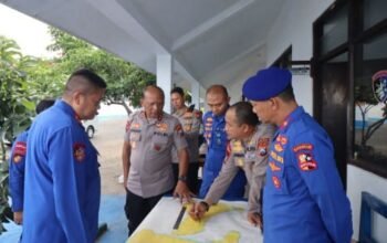 Kapolda Jatim Ikut Turun Cari Korban KMP Tunu Pratama yang Tenggelam di Selat Bali