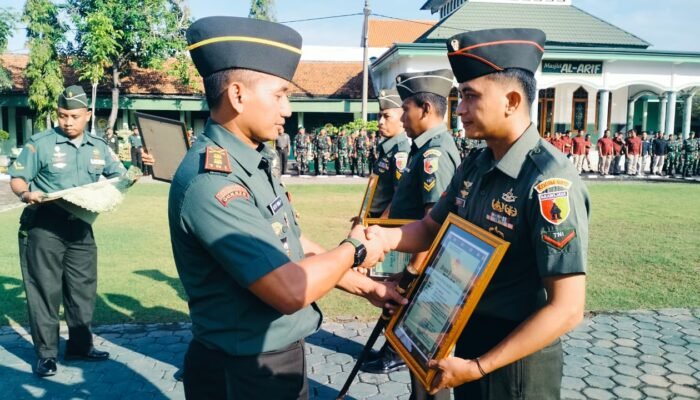 Dandim Lamongan Pimpin Upacara Tradisi: Merangkai Perpisahan, Menyambut Harapan