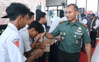 Gubernur Jatim Disambut Hangat Dandim Lamongan, Serahkan Bantuan Sosial Untuk Masyarakat Pesisir