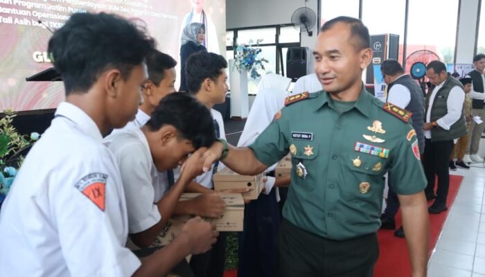Gubernur Jatim Disambut Hangat Dandim Lamongan, Serahkan Bantuan Sosial Untuk Masyarakat Pesisir