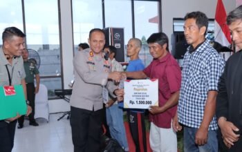 Kapolres Lamongan Hadiri Kegiatan SAPA BANSOS Dan Penyerahan Bantuan Sosial Oleh Gubernur Jatim Di SMK Negeri Maritim Brondong