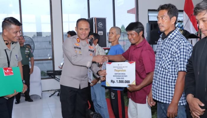 Kapolres Lamongan Hadiri Kegiatan SAPA BANSOS Dan Penyerahan Bantuan Sosial Oleh Gubernur Jatim Di SMK Negeri Maritim Brondong