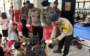Brimob Gelar Dapur Lapangan di Kampung Melayu, Bantu Warga Terdampak Banjir